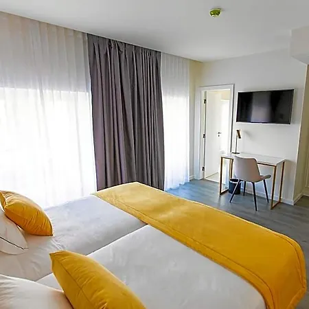 Mondego 3*